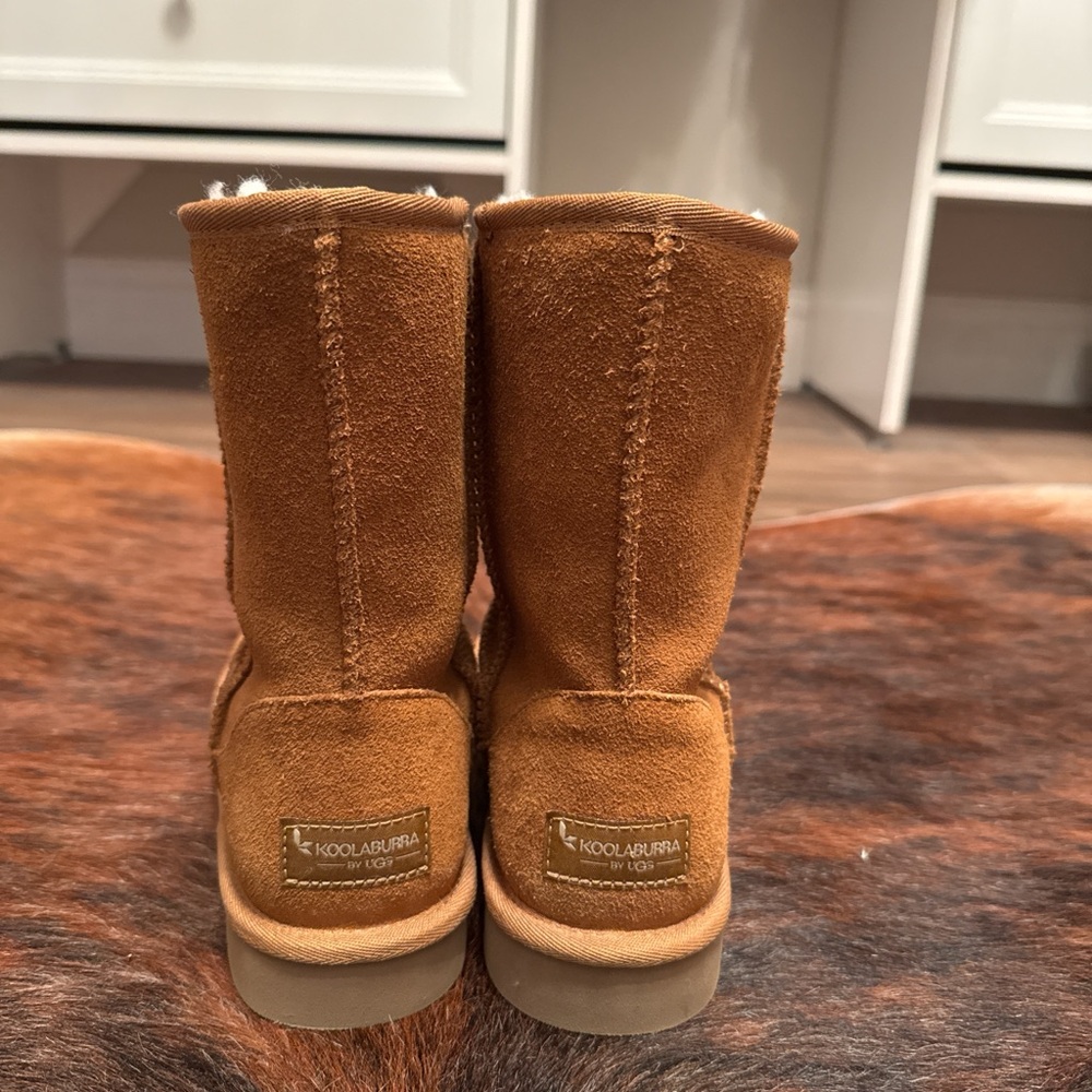 Koolaburra by UGG Cream Fleece Lining boots size 6. Never worn